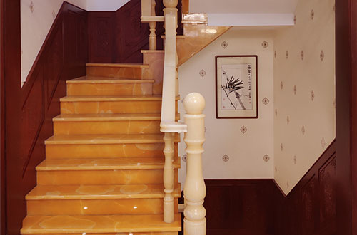 阳谷中式别墅室内汉白玉石楼梯的定制安装装饰效果
